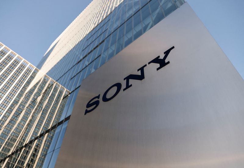 © Reuters. FILE PHOTO: The Sony logo is displayed outside the company's headquarters in Tokyo, Japan February 16, 2023.  REUTERS/Issei Kato/File Photo