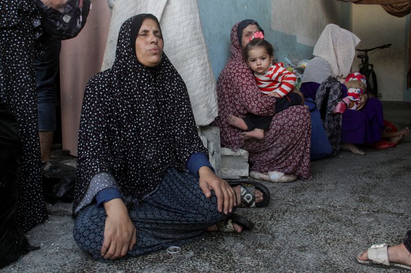 © Reuters. FILE PHOTO: Palestinians react after a school sheltering displaced people was hit by an Israeli strike, at Beach camp in Gaza City November 7, 2024. REUTERS/Mahmoud Issa/File Photo