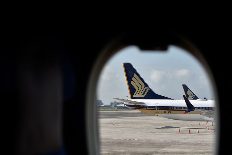 © Reuters. FILE PHOTO: Singapore Airlines planes sit on the tarmac at Changi Airport in Singapore November 16, 2021. REUTERS/Caroline Chia/File Photo