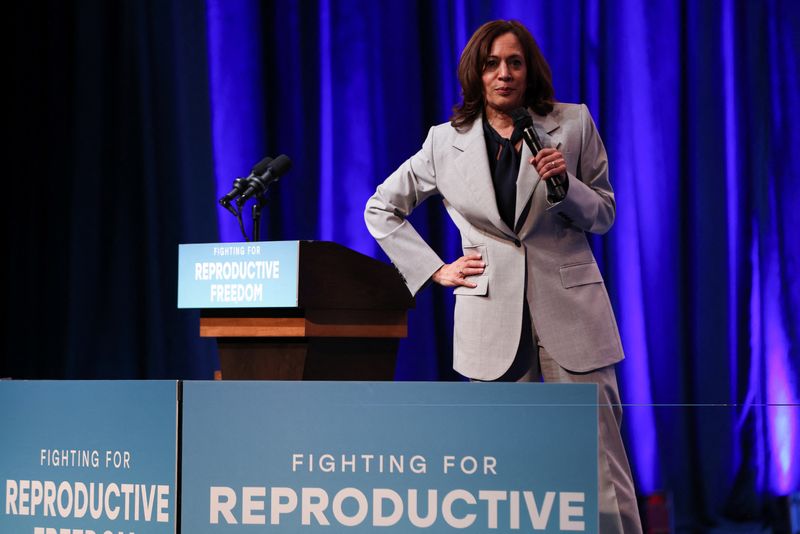 © Reuters. U.S. Vice President Kamala Harris speaks at an abortion rights rally at Howard University in Washington, U.S., April 25, 2023. REUTERS/Julia Nikhinson/File Photo