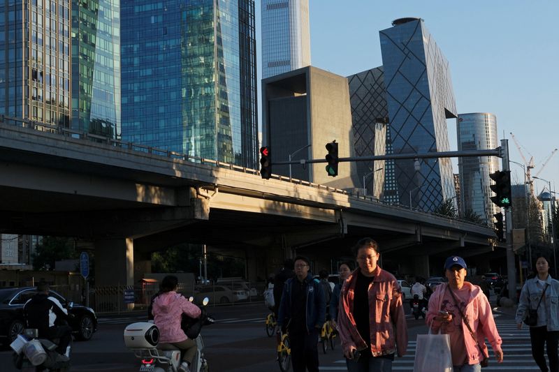 © Reuters. FILE PHOTO: People cross an intersection near the central business district (CBD) in Beijing, China October 7, 2024. REUTERS/Florence Lo/File Photo