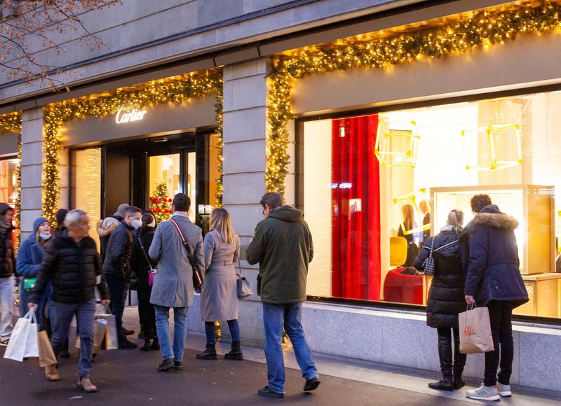 © Reuters. FILE PHOTO: Shoppers are seen in front of a store of luxury goods, group Richemont's flagship brand, Cartier in Zurich, Switzerland December 11, 2021. REUTERS/Arnd Wiegmann/File Photo