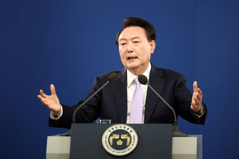 © Reuters. FILE PHOTO: South Korean President Yoon Suk Yeol answers a reporter's question during a press conference at the Presidential Office in Seoul, South Korea, November 7, 2024.  REUTERS/Kim Hong-Ji/Pool/File Photo