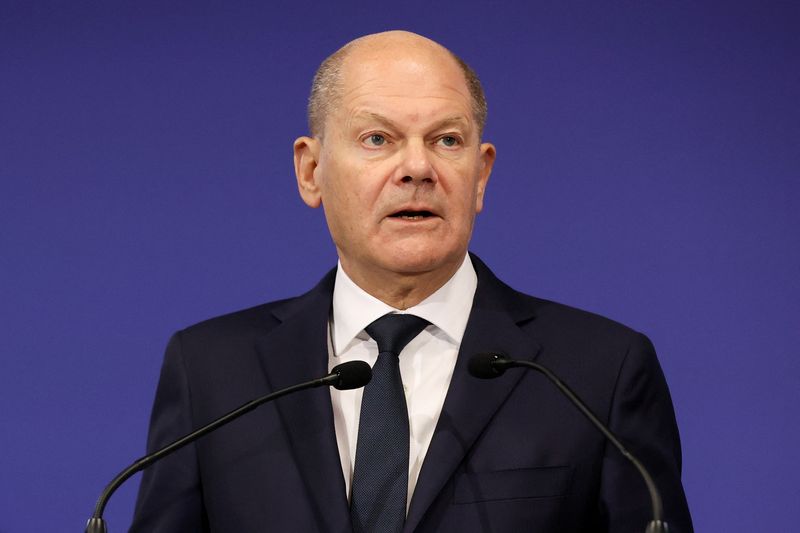 © Reuters. German Chancellor Olaf Scholz holds a press conference during an informal EU Summit in Budapest, Hungary, November 8, 2024. REUTERS/Bernadett Szabo