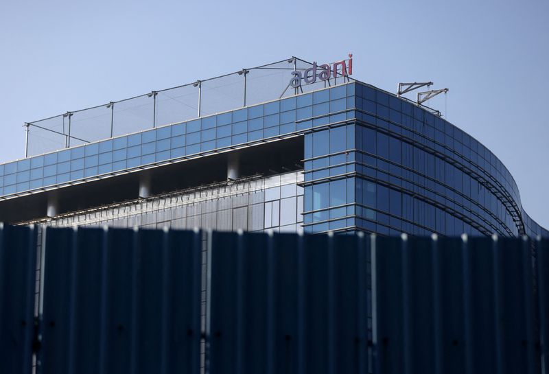 © Reuters. A logo of the Adani Group is seen on a commercial complex in Mumbai, India, February 7, 2023. REUTERS/Francis Mascarenhas/File Photo