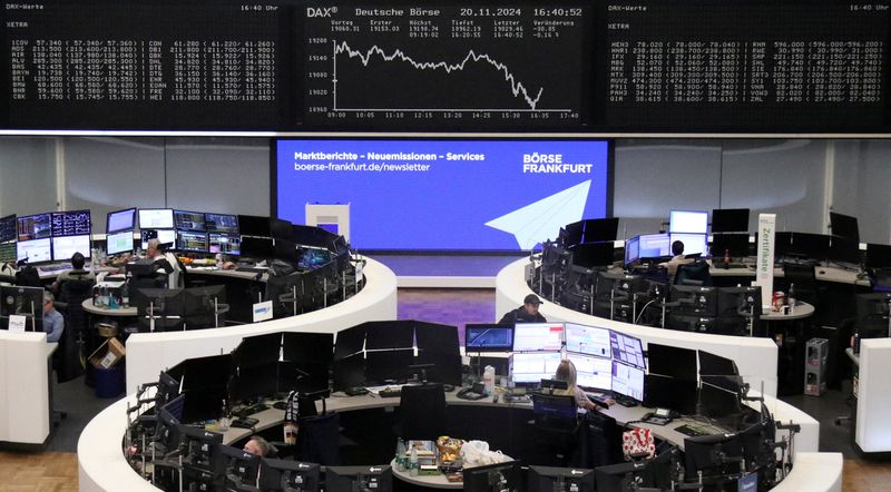 © Reuters. The German share price index DAX graph is pictured at the stock exchange in Frankfurt, Germany, November 20, 2024.    REUTERS/Staff