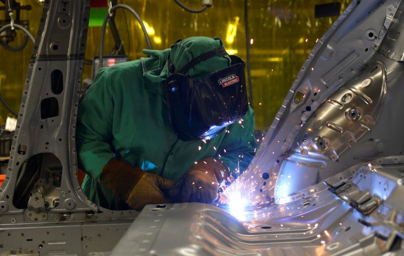 © Reuters. FILE PHOTO: Line workers spot weld parts of the frame on the flex line at Nissan Motor Co's automobile manufacturing plant in Smyrna, Tennessee, U.S., August 23, 2018. Picture taken August 23, 2018. REUTERS/William DeShazer/File Photo