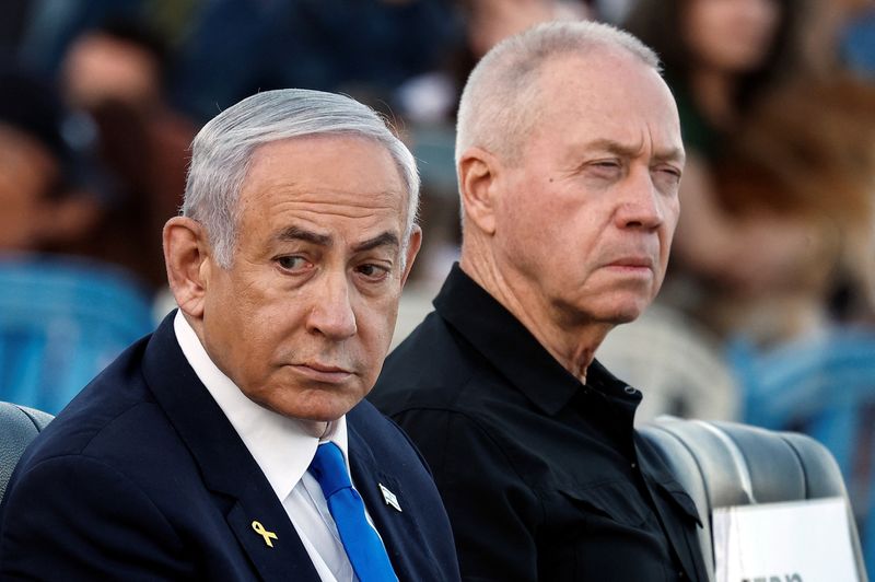 © Reuters. FILE PHOTO: Israeli Prime Minister Benjamin Netanyahu and Israeli Defense Minister Yoav Gallant attend a ceremony for the 70th cohort of military combat officers, at an army base near Mitzpe Ramon, Israel, October 31, 2024. REUTERS/Amir Cohen/File Photo