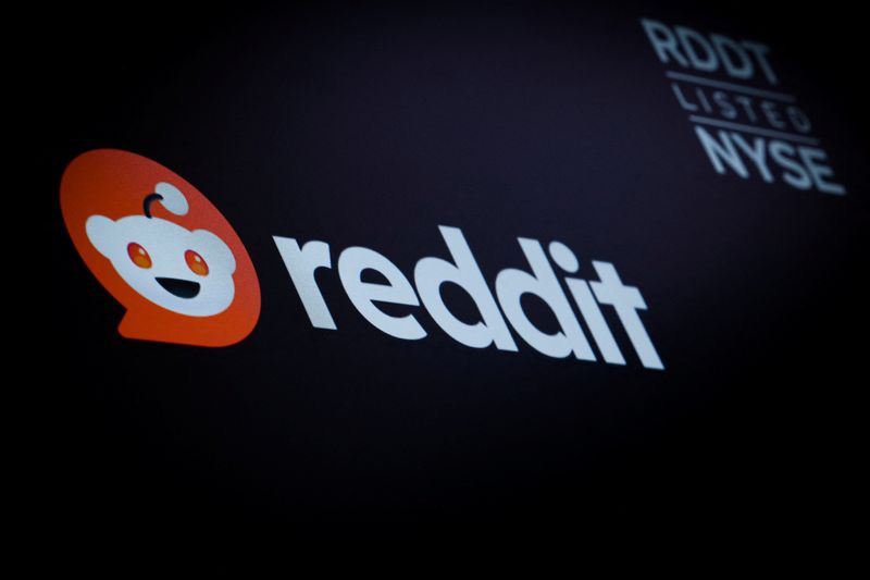 © Reuters. FILE PHOTO: The company logo for Reddit is displayed on a screen on the floor at the New York Stock Exchange (NYSE) in New York City, U.S., May 15, 2024.  REUTERS/Brendan McDermid/File Photo