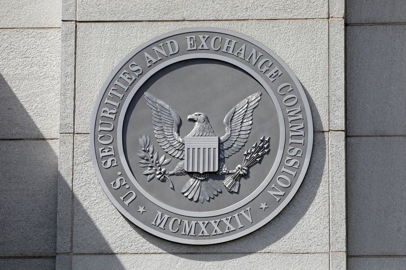 © Reuters. FILE PHOTO: The seal of the U.S. Securities and Exchange Commission (SEC) is seen at their headquarters in Washington, D.C., U.S., May 12, 2021. Picture taken May 12, 2021. REUTERS/Andrew Kelly/File Photo