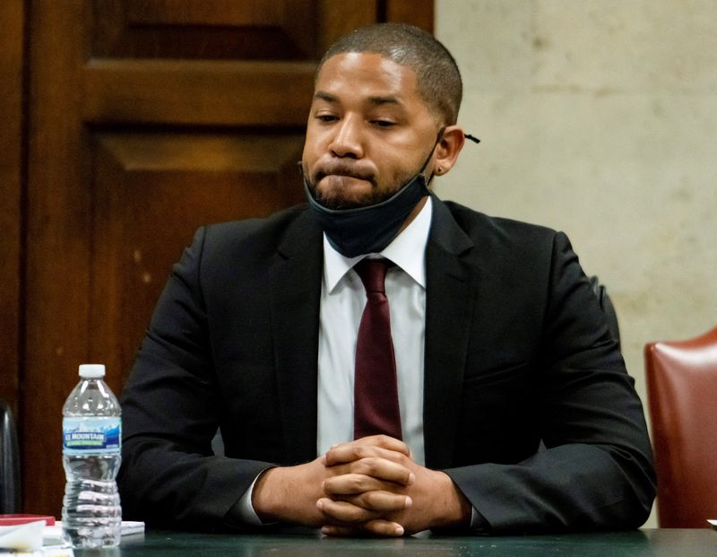 © Reuters. FILE PHOTO: Actor Jussie Smollett listens as his sentence is read at the Leighton Criminal Court Building, in Chicago, Illinois, U.S., March 10, 2022. Brian Cassella/Pool via REUTERS/File Photo