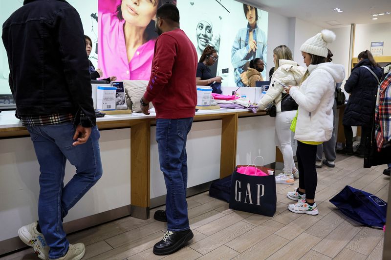 © Reuters. FILE PHOTO: Shoppers looking for early Black Friday sales checkout at a Gap Store in Times Square on the Thanksgiving holiday in New York City, U.S., November 24, 2022. REUTERS/Brendan McDermid/File Photo