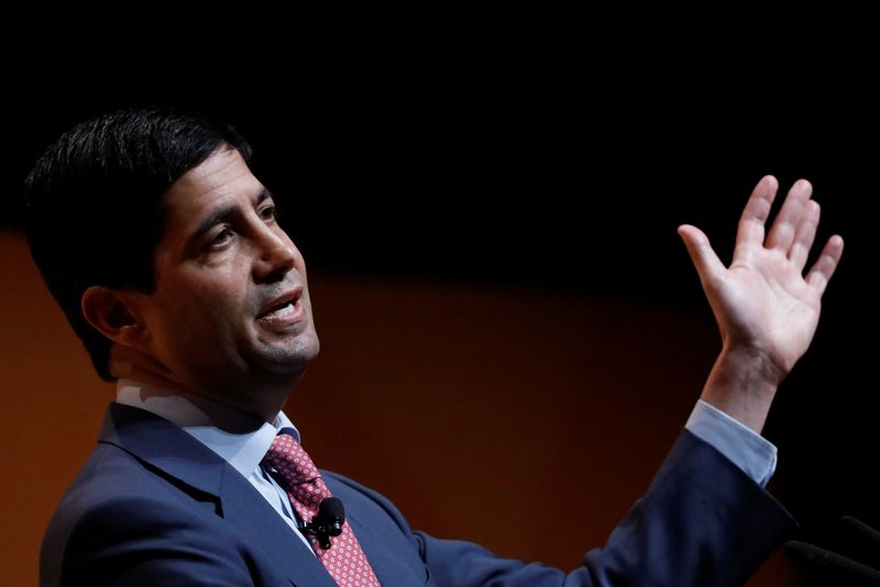 © Reuters. FILE PHOTO: Kevin Warsh, Fellow in Economics at the Hoover Institution and lecturer at the Stanford Graduate School of Business, speaks during the Sohn Investment Conference in New York City, U.S., May 8, 2017. REUTERS/Brendan McDermid/File Photo