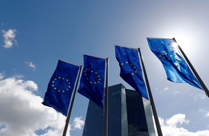 © Reuters. FILE PHOTO: FILE PHOTO: European Union flags flutter outside the European Central Bank (ECB) headquarters in Frankfurt, Germany, April 26, 2018. REUTERS/Kai Pfaffenbach/File Photo