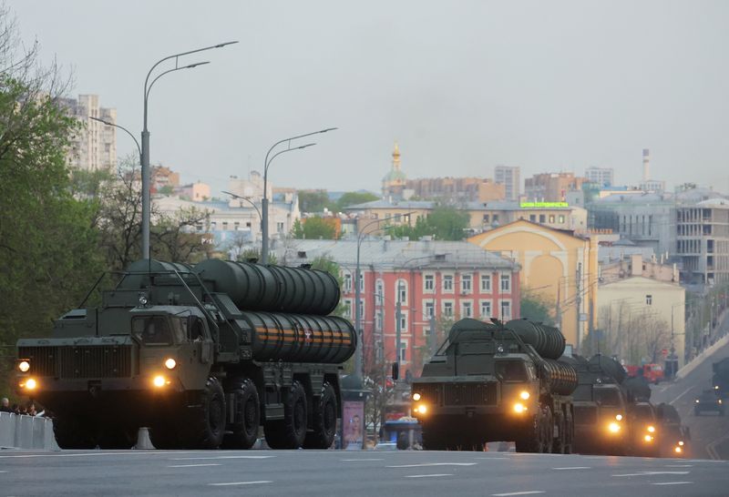 © Reuters. FILE PHOTO: Russian S-400 anti-aircraft missile systems drive along the street before a rehearsal for a military parade marking the anniversary of the victory over Nazi Germany in World War Two in Moscow, Russia April 27, 2023. REUTERS/Evgenia Novozhenina/File Photo