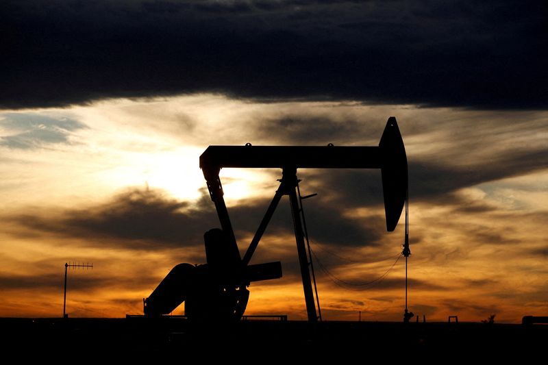 © Reuters. FILE PHOTO: The sun sets behind a crude oil pump jack on a drill pad in the Permian Basin in Loving County, Texas, U.S. November 24, 2019. REUTERS/Angus Mordant/File Photo