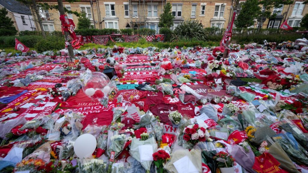 Manchester United lay tribute at Anfield for Diogo Jota and André Silva